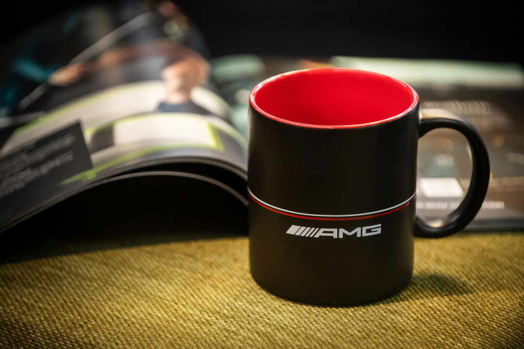 SMALL_Mercedes-AMG黑色陶瓷馬克杯，正面帶有 AMG Logo 與 AMG GT 車型線條，性能風格融入設計感中，是車主喝咖啡或熱茶最搭的選擇。
